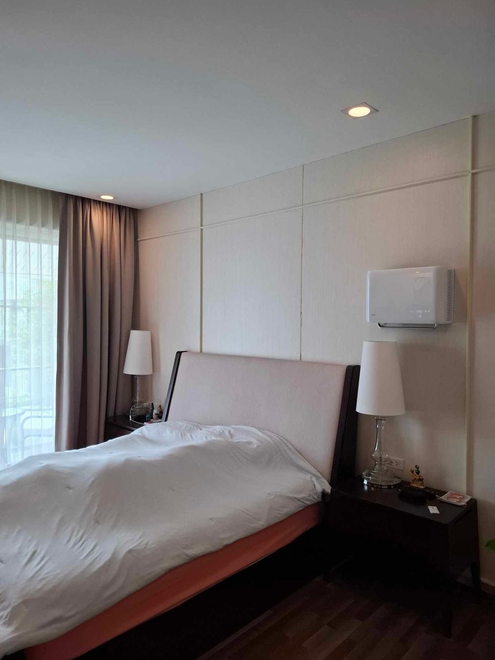 เครื่องติดเหนือหัวเตียงในห้องนอน