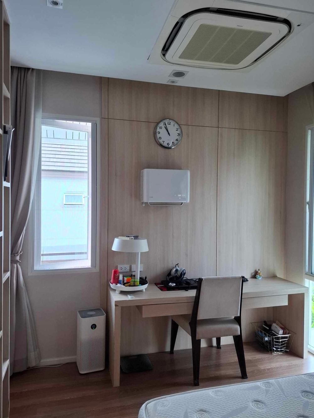 เครื่องติดผนังห้องนอนข้างแอร์